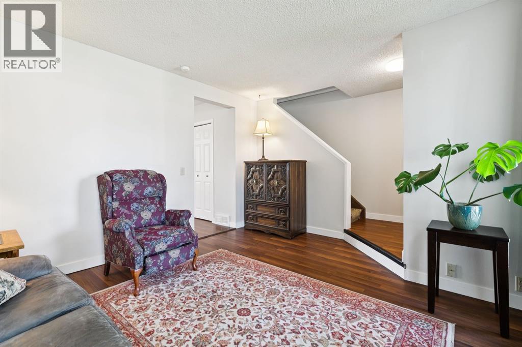33 Woodhill Court SW, Calgary, Alberta  T2W 3P1 - Photo 6 - A2338153