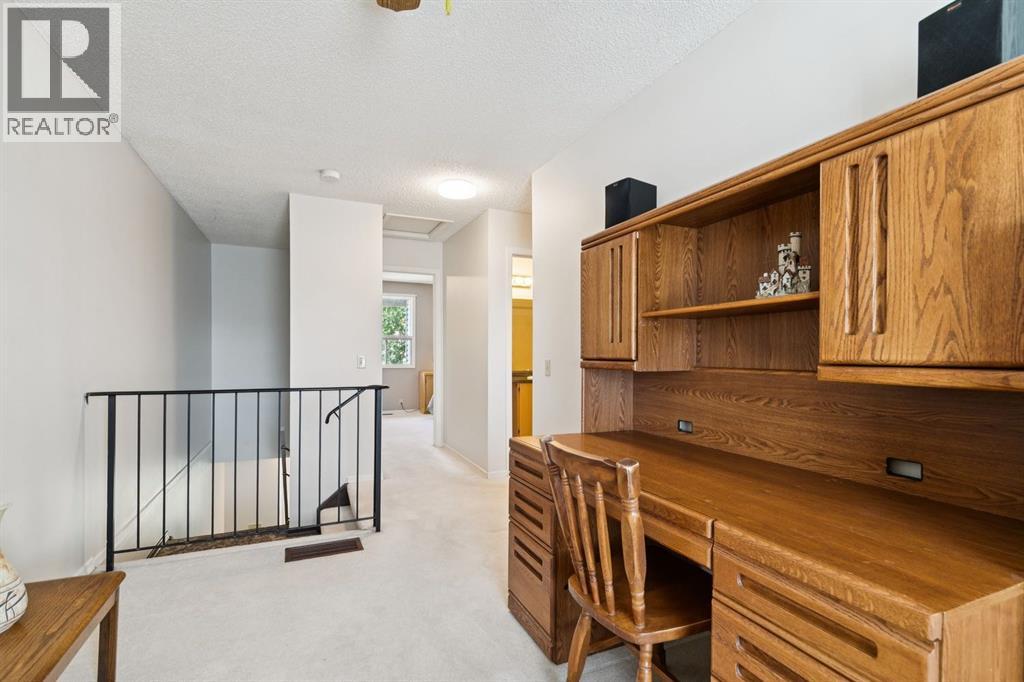 33 Woodhill Court SW, Calgary, Alberta  T2W 3P1 - Photo 15 - A2338153