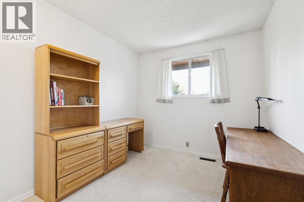 33 Woodhill Court SW, Calgary, Alberta  T2W 3P1 - Photo 16 - A2338153