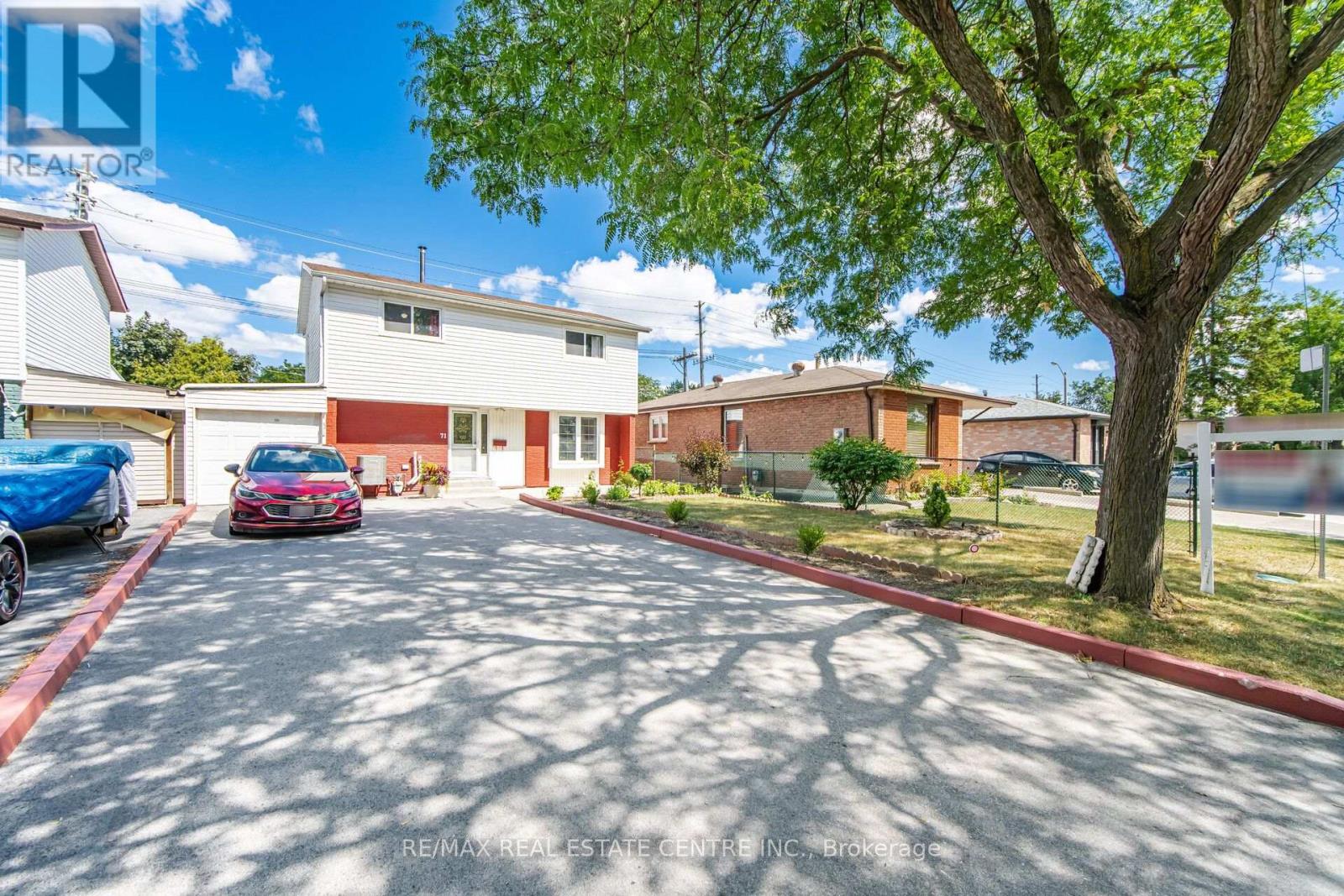 <div class="slider-price">$999,999</div><p>71 Sultan Pool Drive, Toronto, Ontario</p>