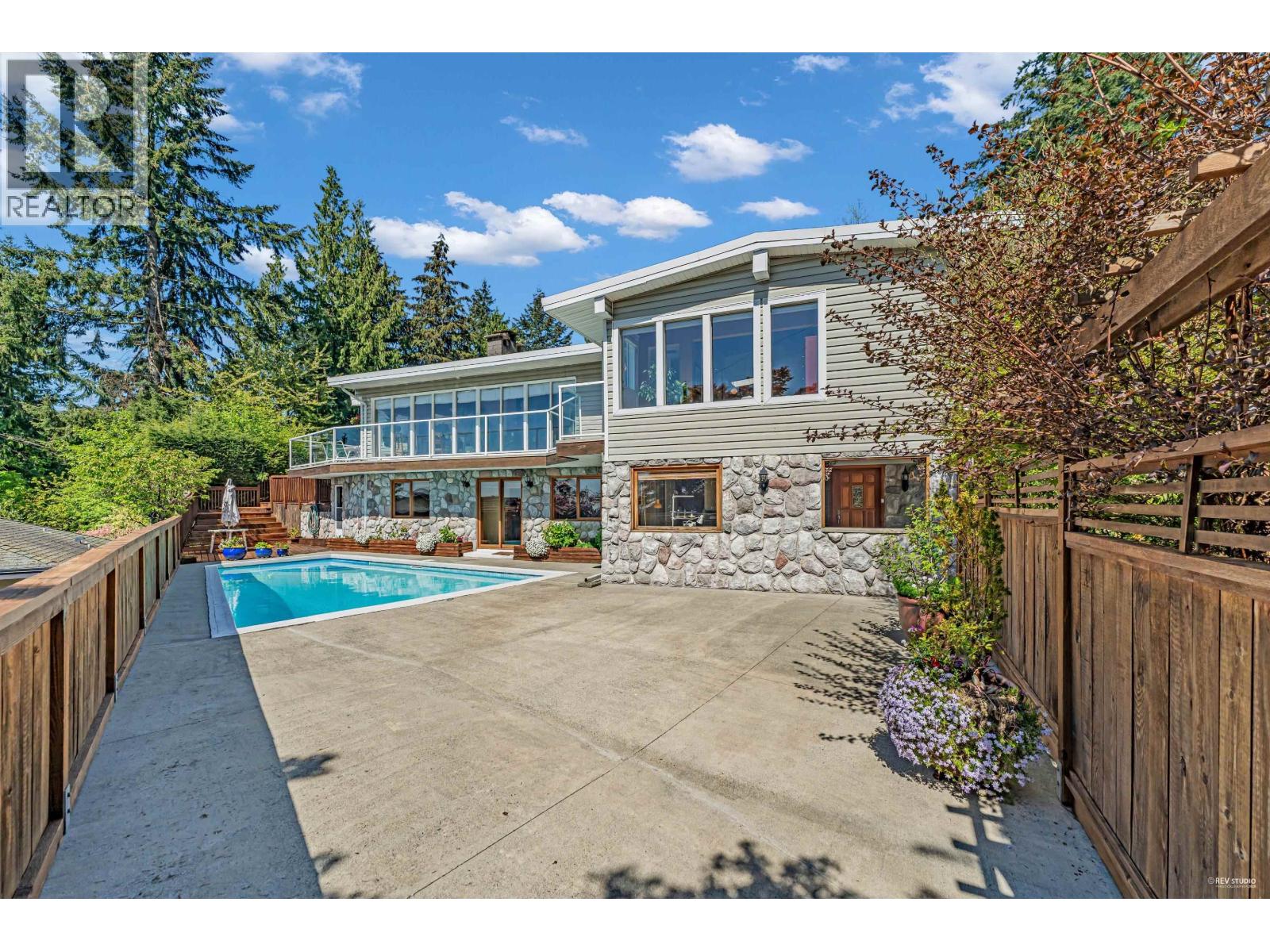 4323 Valencia Avenue, North Vancouver, British Columbia  V7N 4A7 - Photo 2 - R3157042