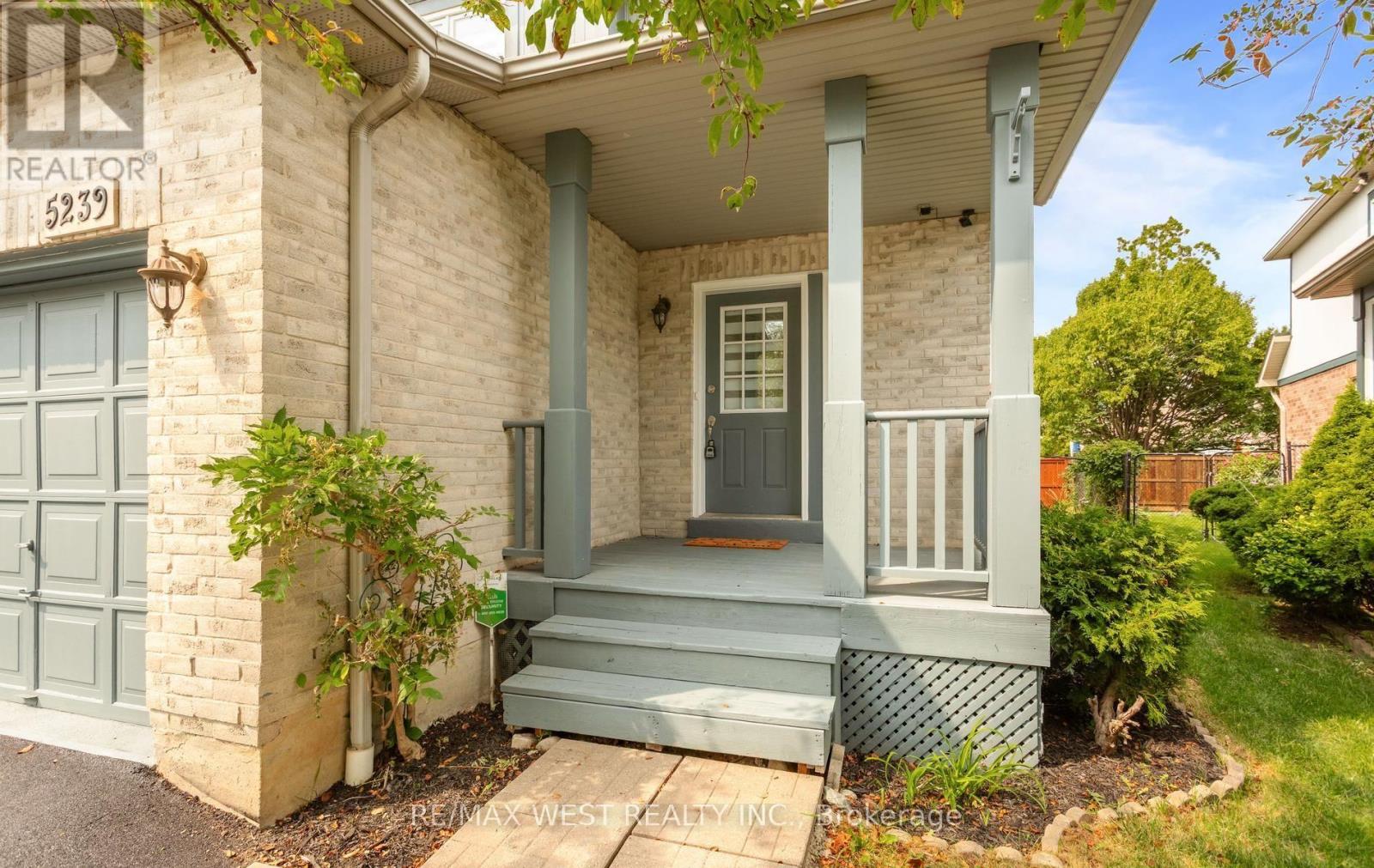 5239 Bushelgrove Circle, Mississauga, Ontario  L5M 6C5 - Photo 2 - W13689636