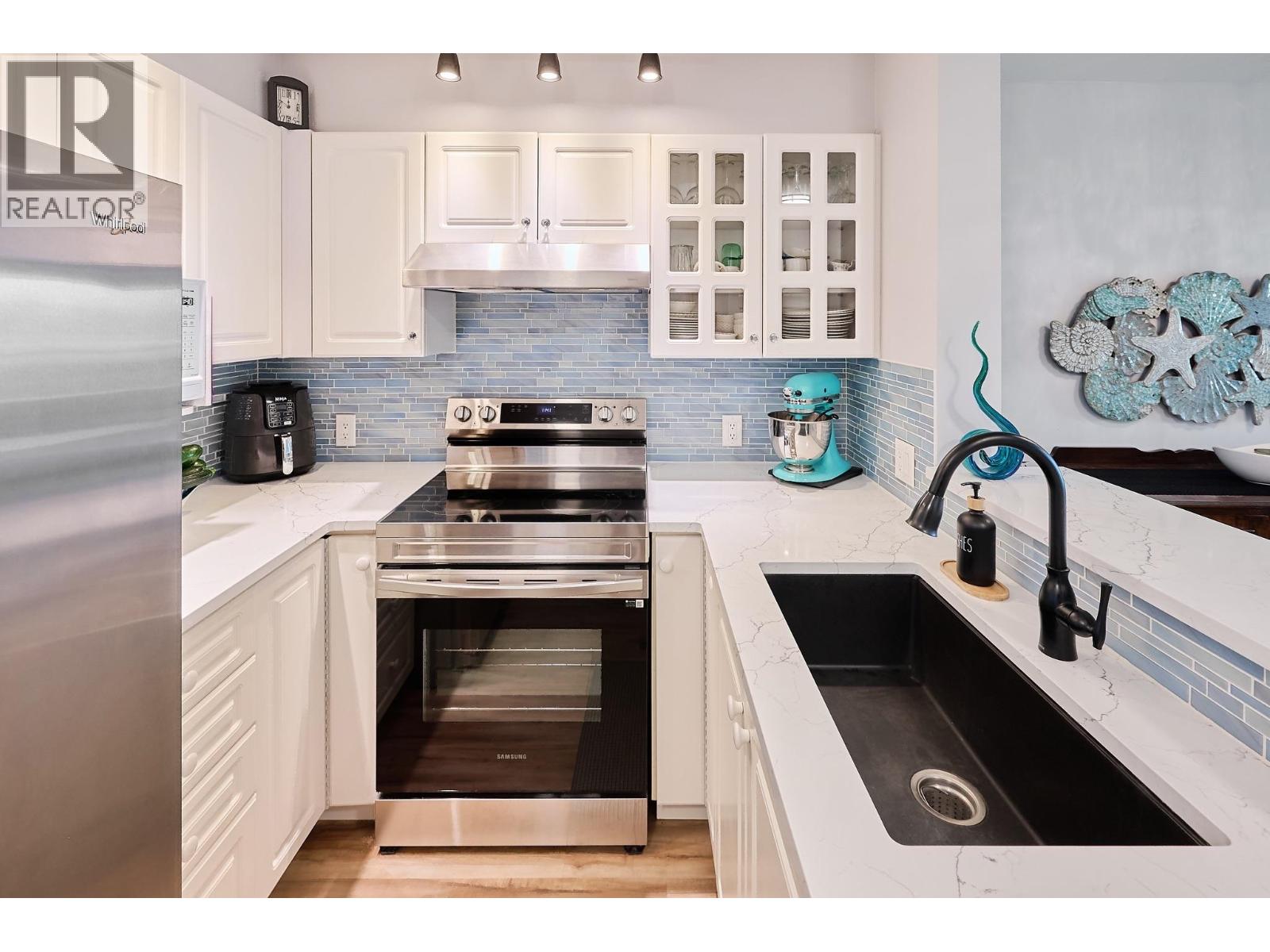 305 155 E 3rd Street, North Vancouver, British Columbia  V7L 1E5 - Photo 4 - R3143395