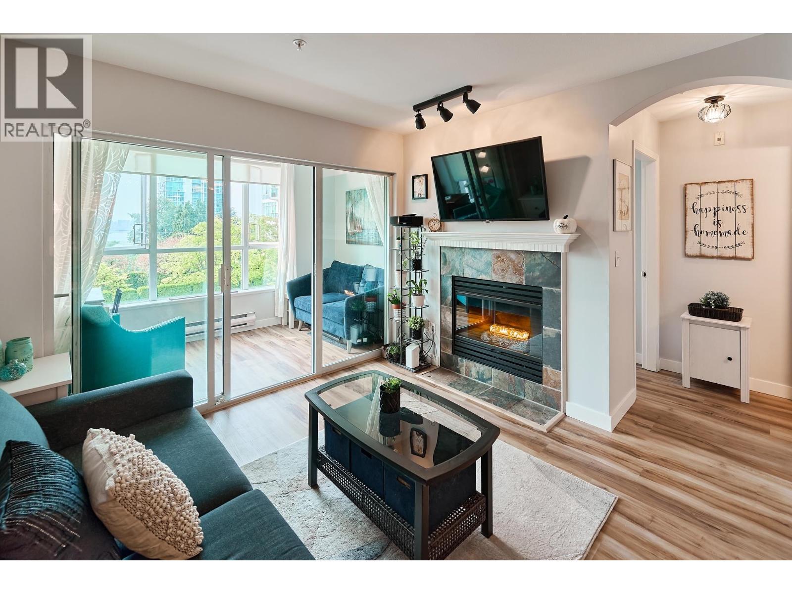 305 155 E 3rd Street, North Vancouver, British Columbia  V7L 1E5 - Photo 2 - R3143395