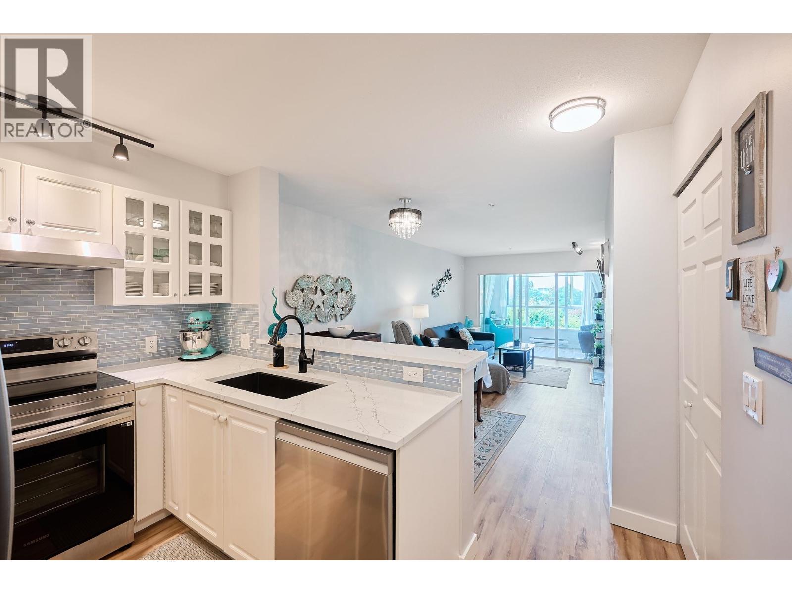 305 155 E 3rd Street, North Vancouver, British Columbia  V7L 1E5 - Photo 3 - R3143395