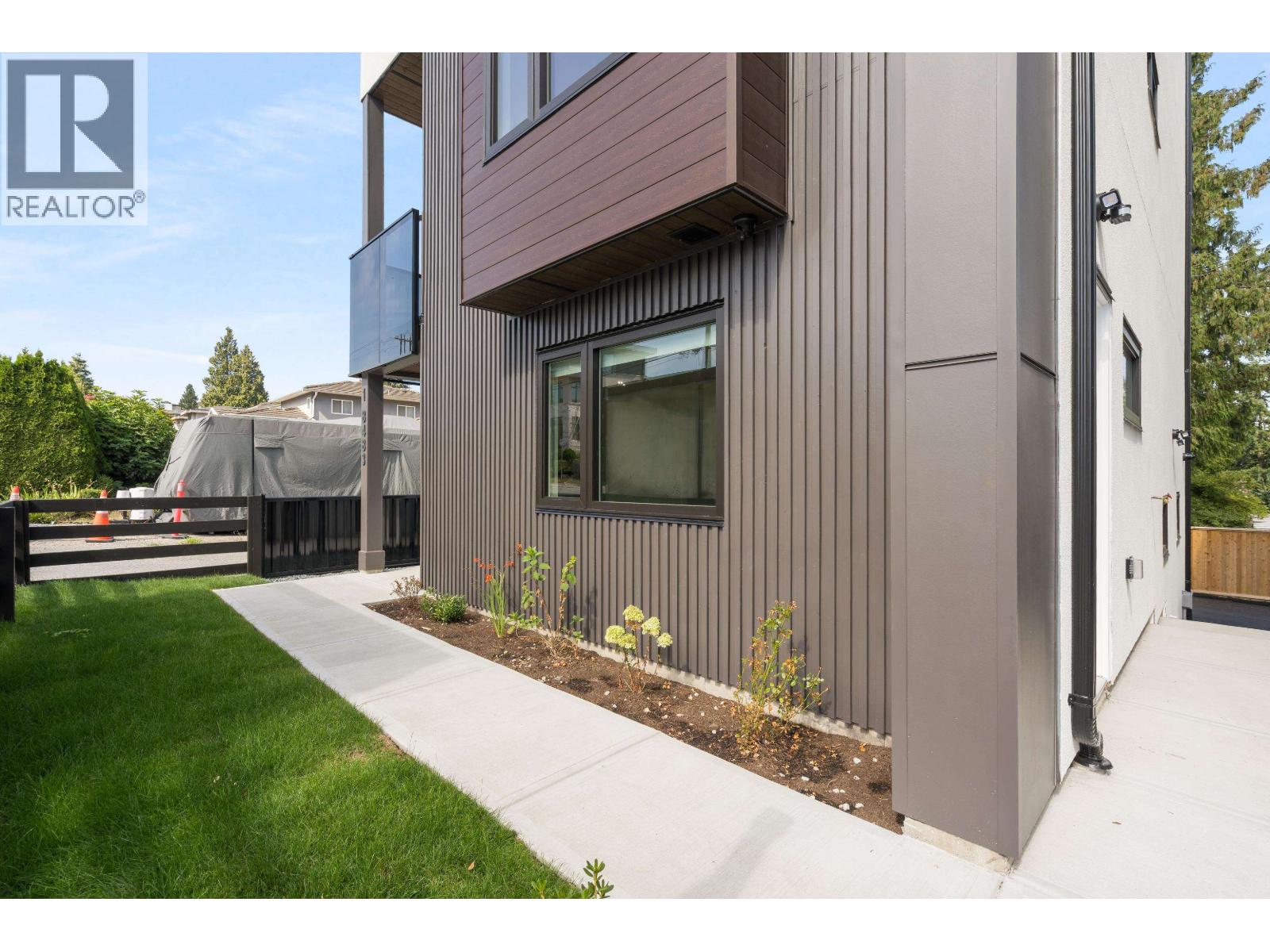 2 8483 16th Avenue, Burnaby, British Columbia  V3N 1S4 - Photo 2 - R3156795
