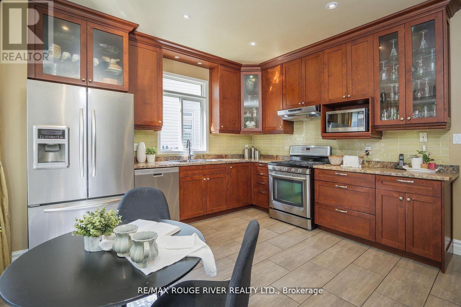 433 Woodsmere Crescent, Pickering, Ontario  L1V 7A4 - Photo 8 - E13689592