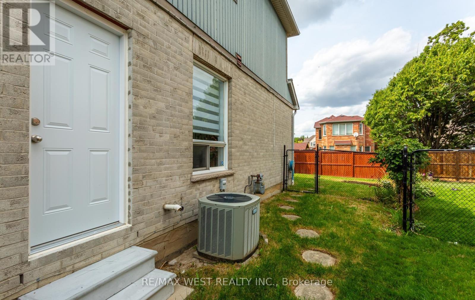 5239 Bushelgrove Circle, Mississauga, Ontario  L5M 6C5 - Photo 45 - W13689636