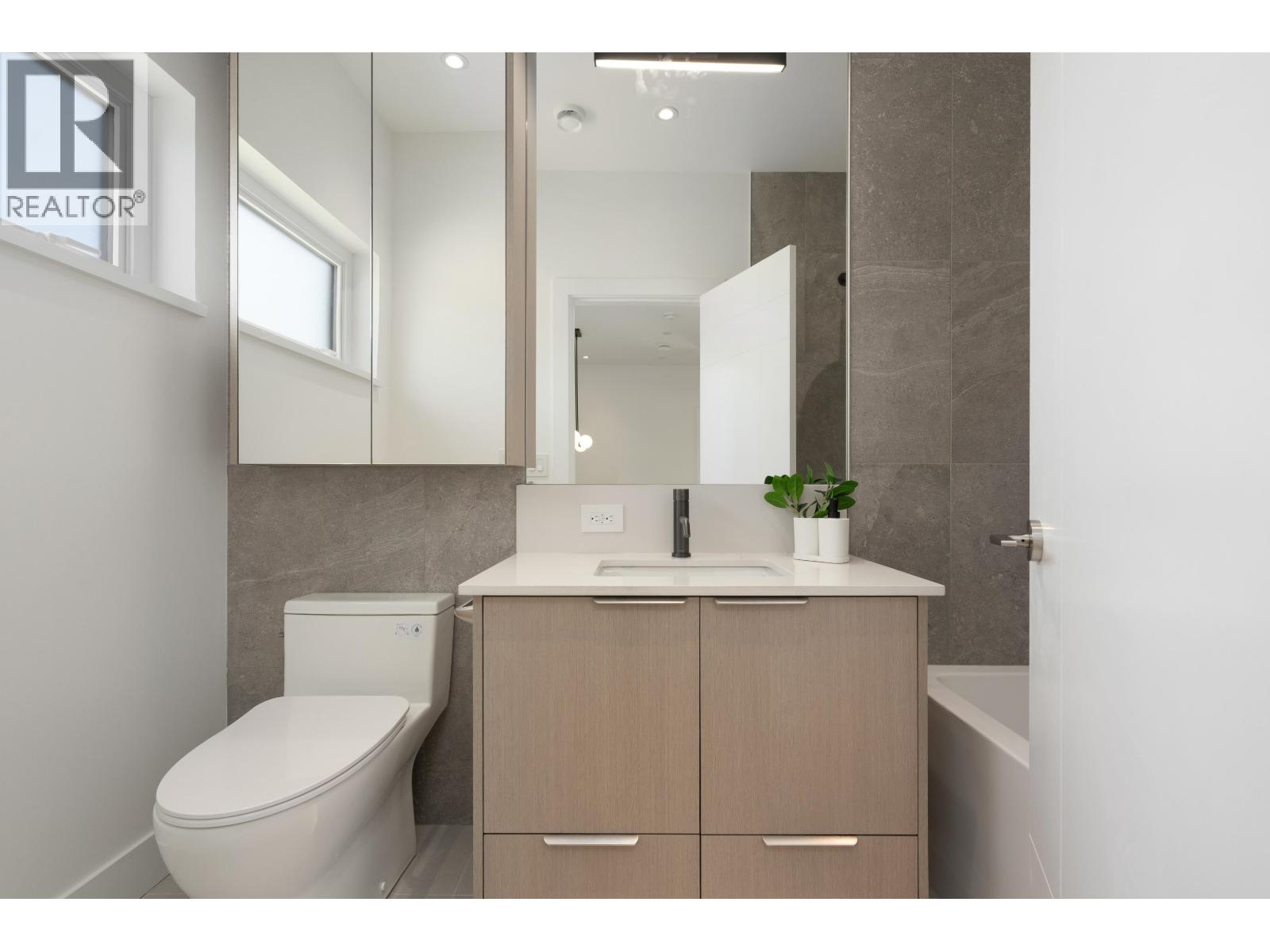 4 8483 16th Avenue, Burnaby, British Columbia  V3N 1S4 - Photo 27 - R3156787