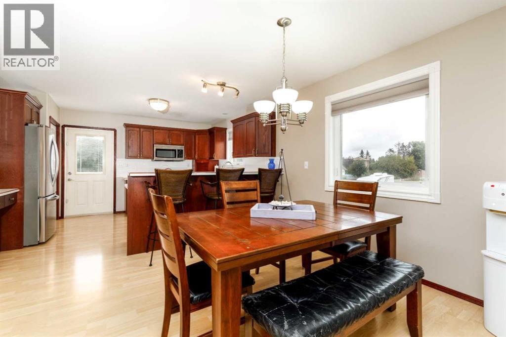 110 Newton Drive, Penhold, Alberta  T0M 1R0 - Photo 6 - A2337591