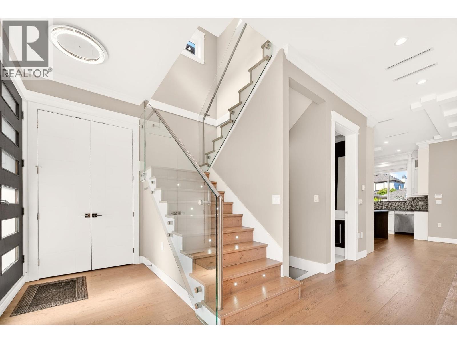 8068 Haig Street, Vancouver, British Columbia  V6P 4R9 - Photo 2 - R3157095