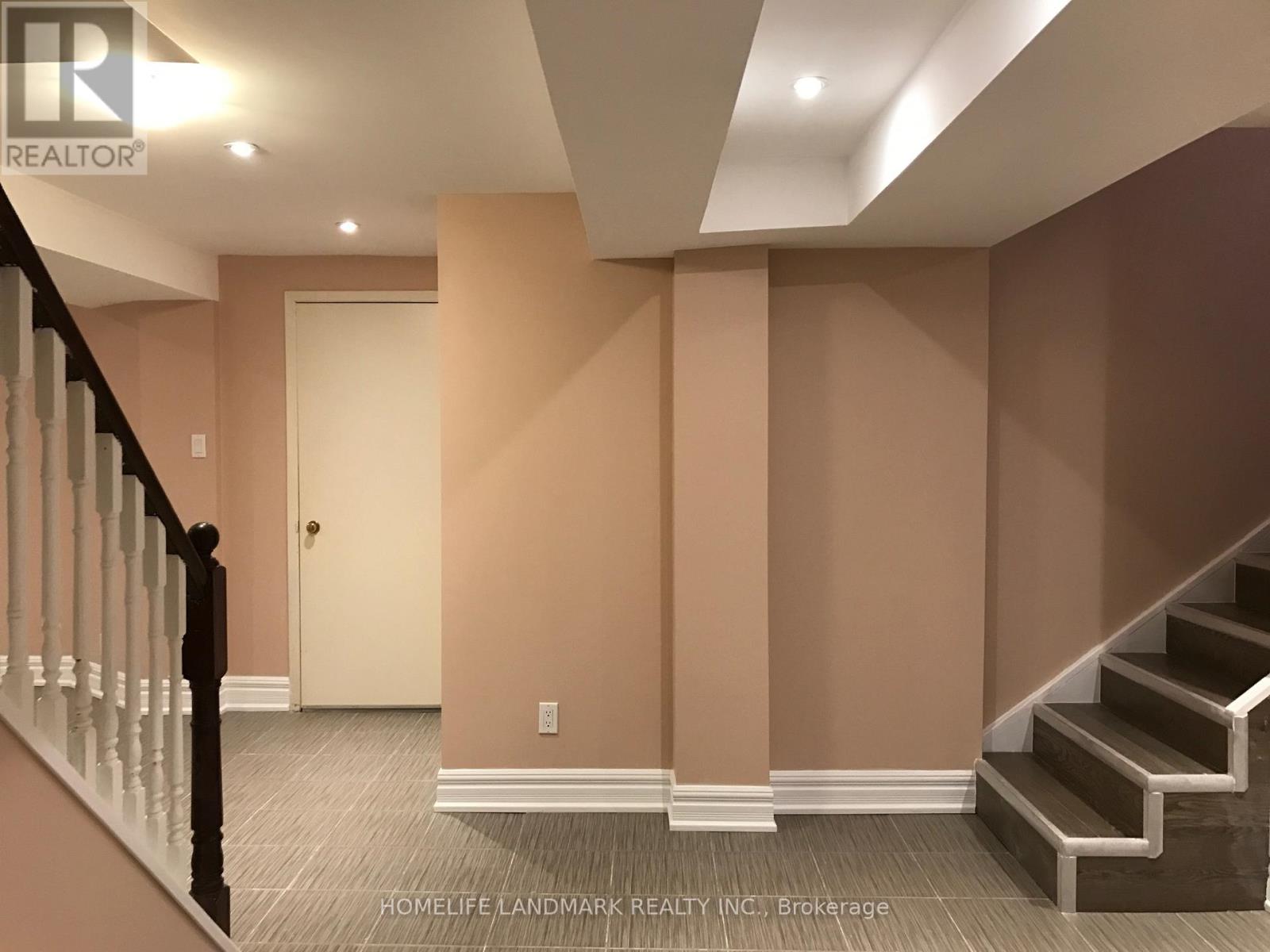 2535 Symington Court, Mississauga, Ontario  L5N 4L4 - Photo 9 - W13689852