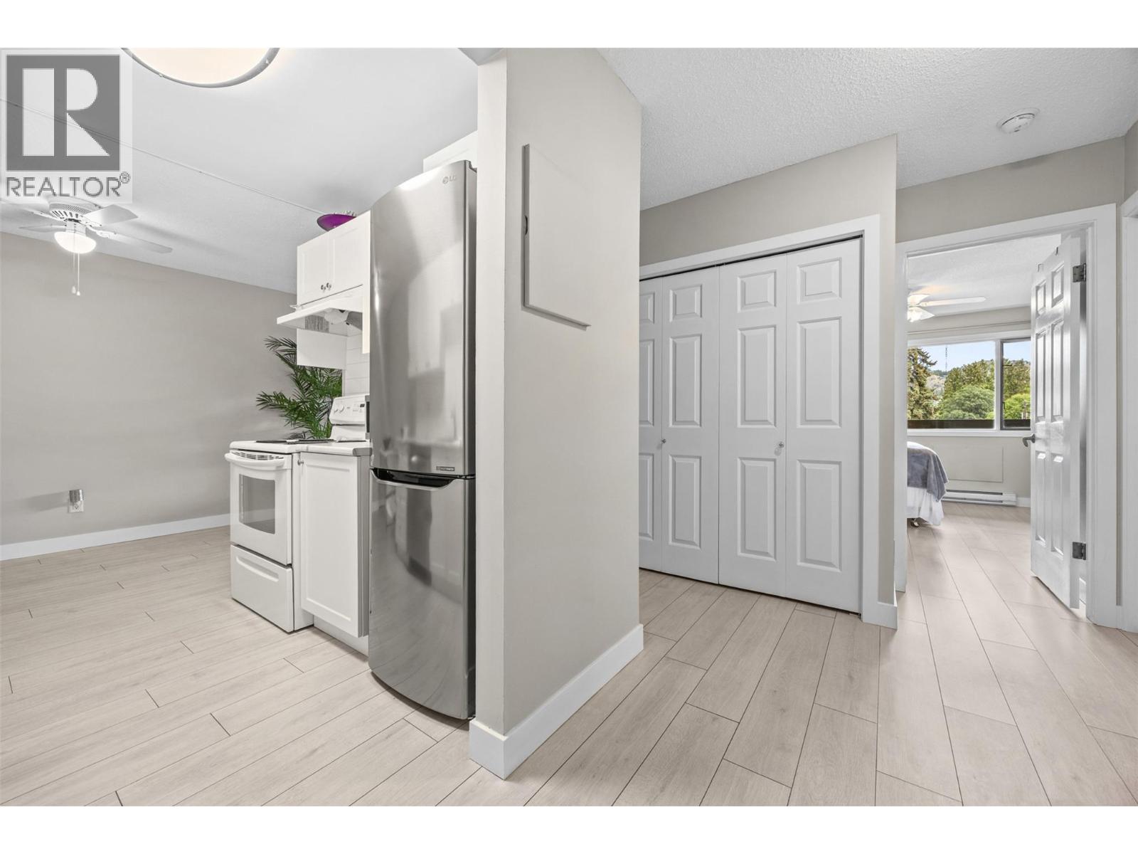1056 Bernard Avenue Unit# 220, Kelowna, British Columbia  V1Y 8L7 - Photo 3 - 10392103