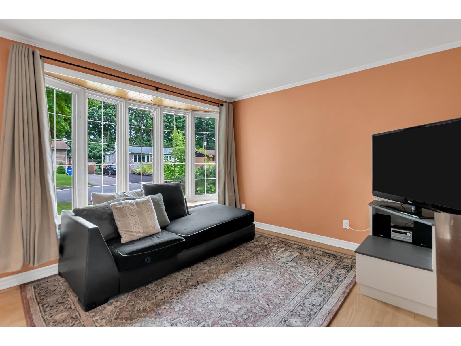 106 Rue McComber Châteauguay Quebec Canada J6J3G3 4