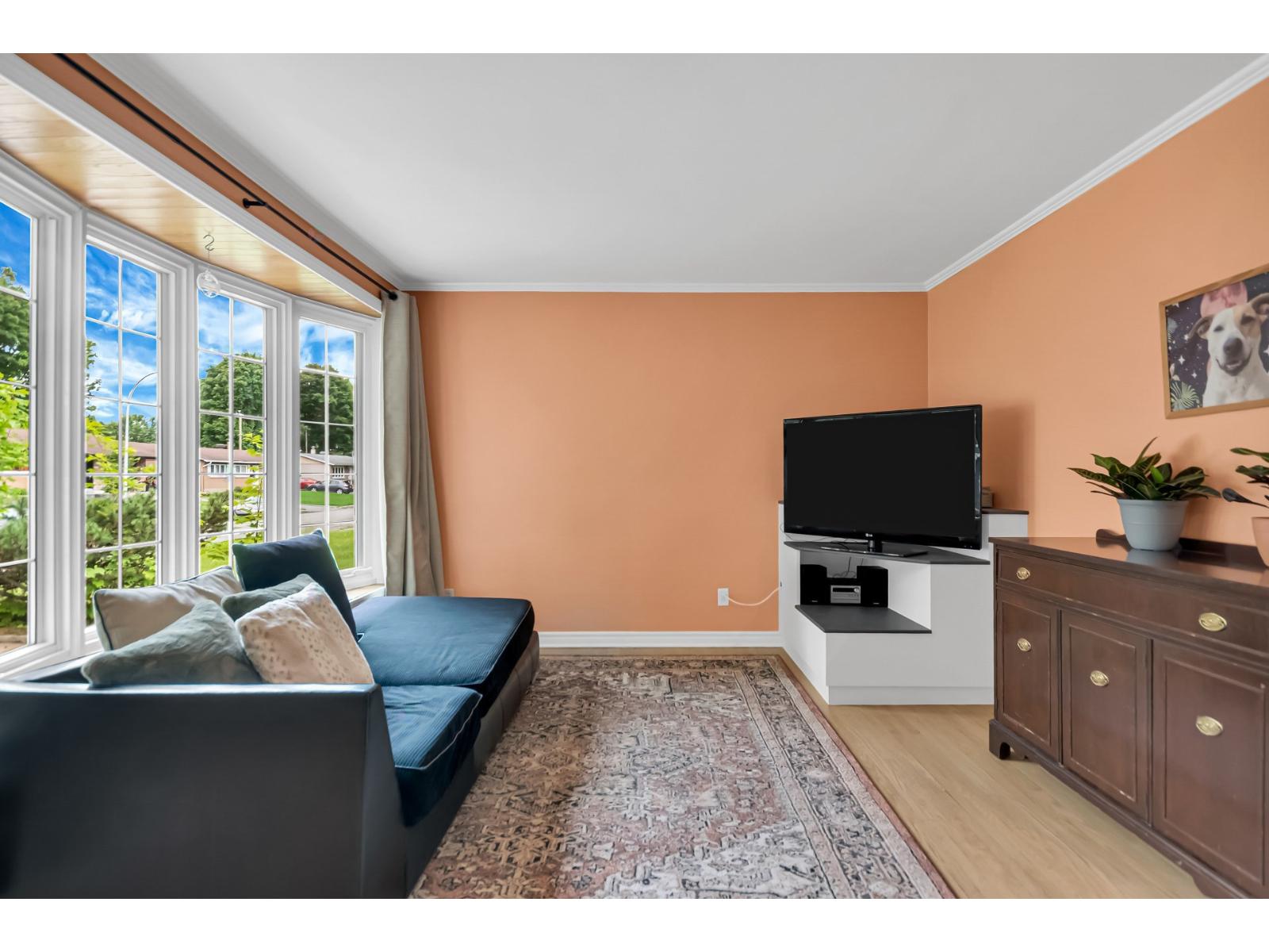 106 Rue McComber Châteauguay Quebec Canada J6J3G3 5