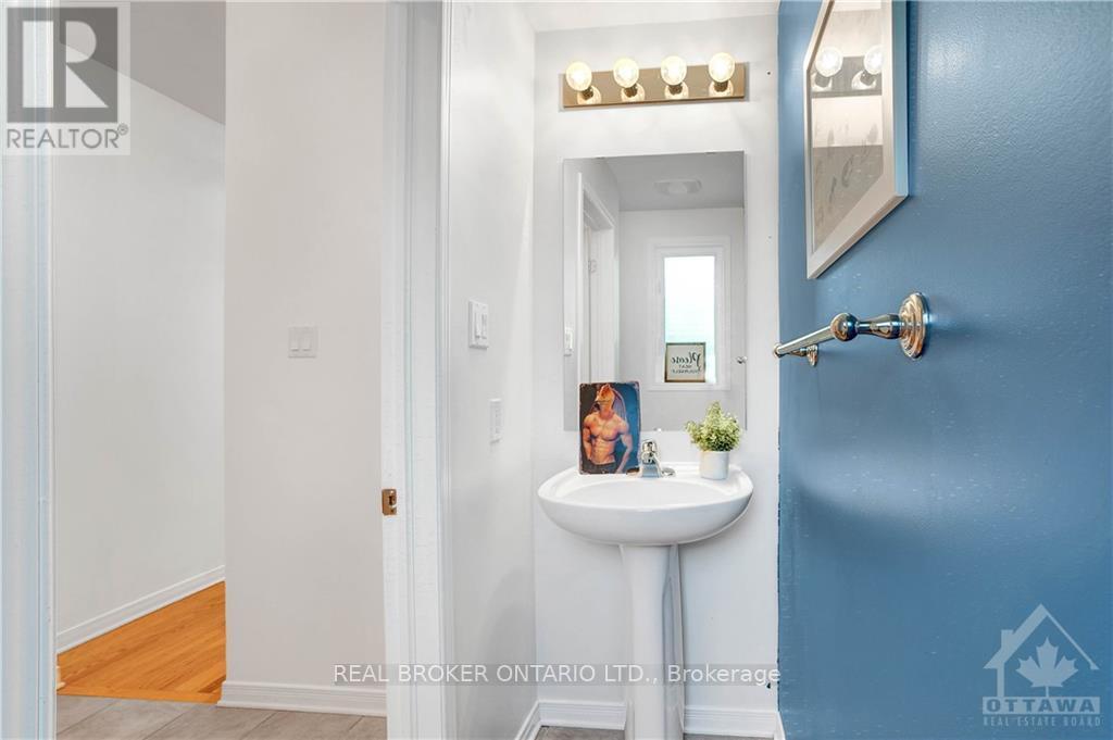 292 London Terrace, Ottawa, Ontario  K1K 2W2 - Photo 4 - X13689936