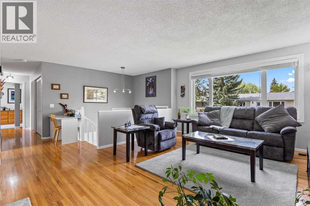 5019 Marshall Road NE, Calgary, Alberta  T2A 2Y7 - Photo 4 - A2336835