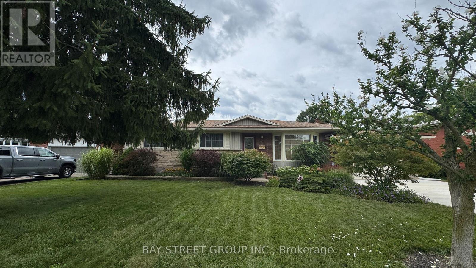 20 Windermere Road, St. Catharines, Ontario L2T 3W2 - Photo 2 - X13689948