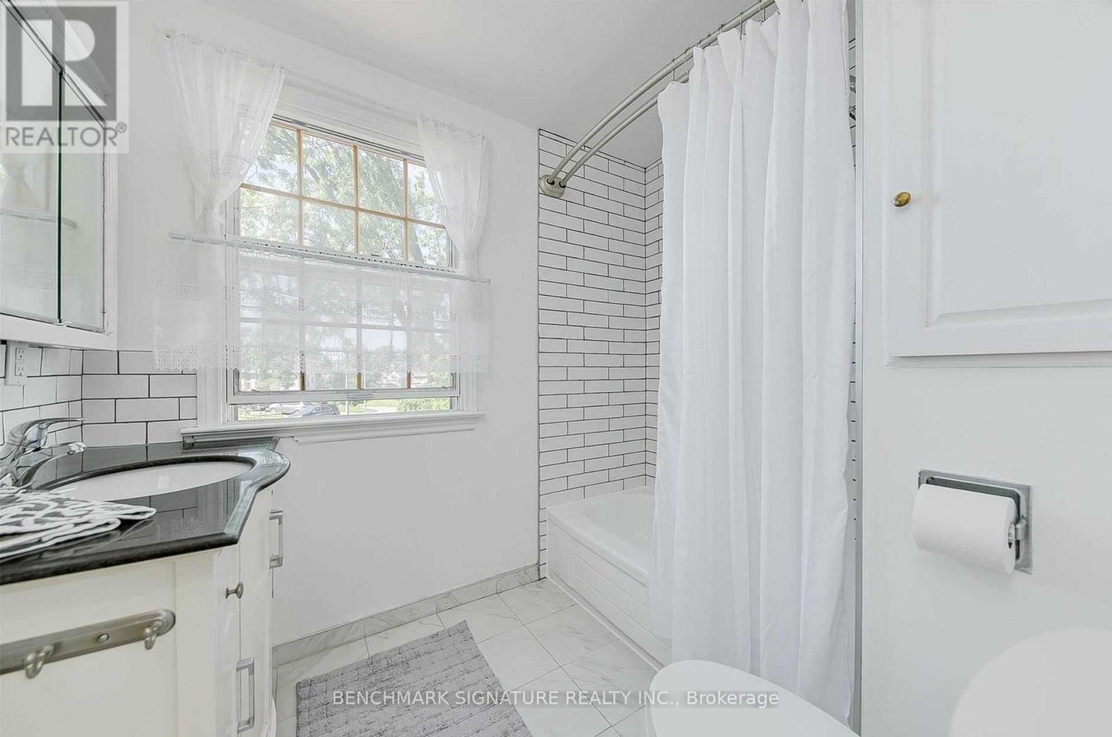711 Leeder Court, Newmarket, Ontario  L3Y 5A8 - Photo 10 - N13690000