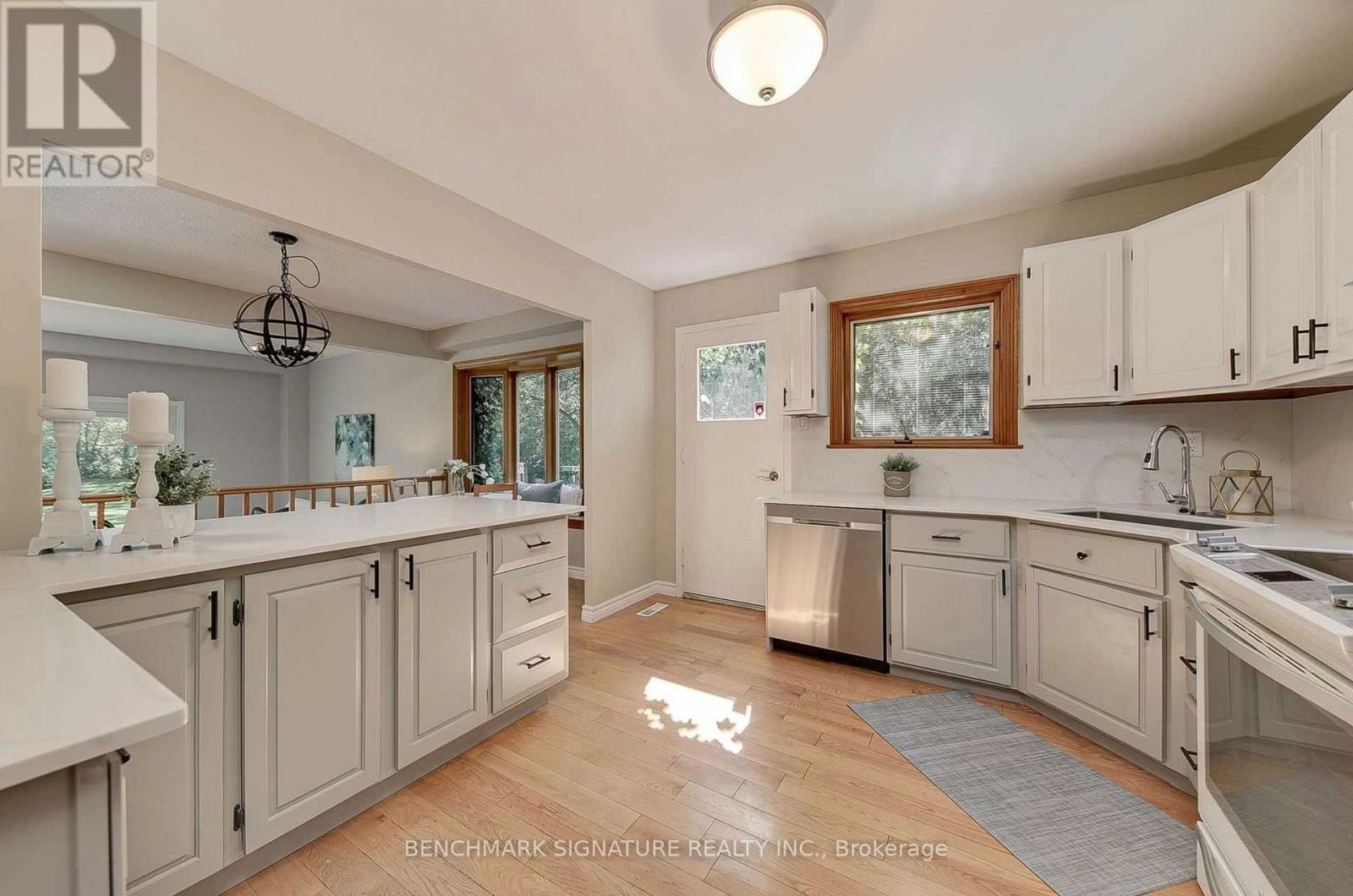 711 Leeder Court, Newmarket, Ontario  L3Y 5A8 - Photo 6 - N13690000