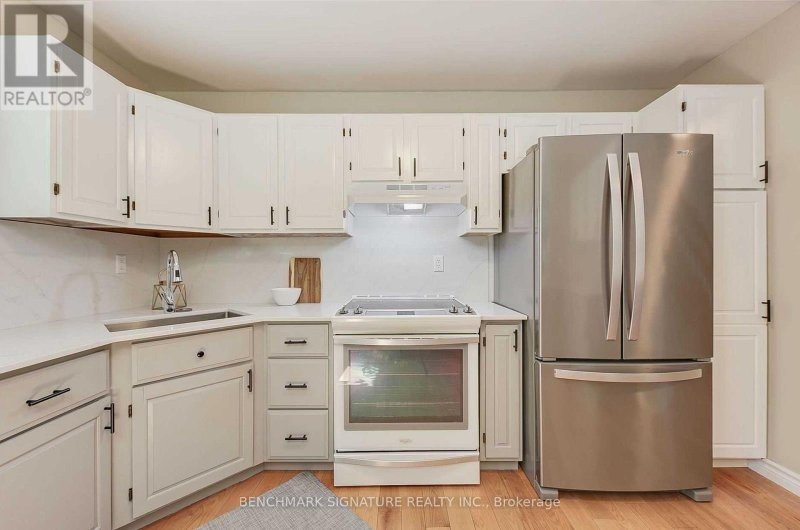 711 Leeder Court, Newmarket, Ontario  L3Y 5A8 - Photo 7 - N13690000