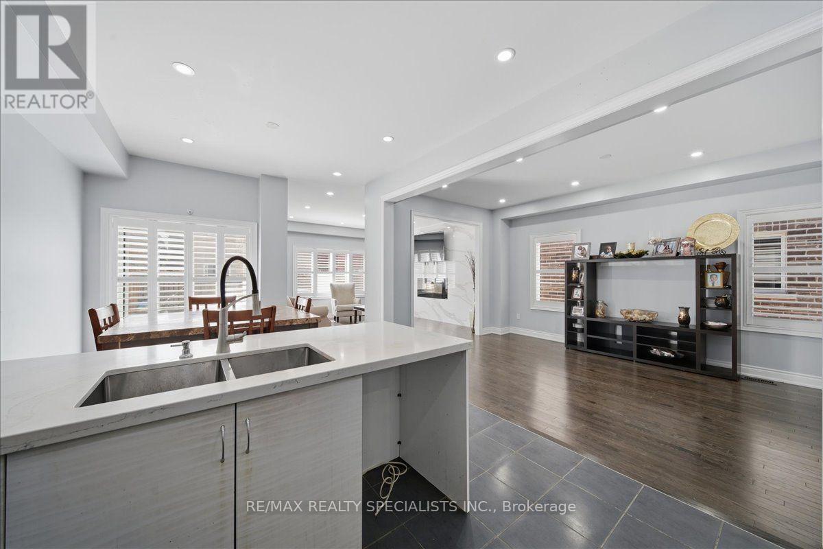 77 Mckenzie Way, Bradford West Gwillimbury, Ontario  L3Z 0J9 - Photo 11 - N13690004