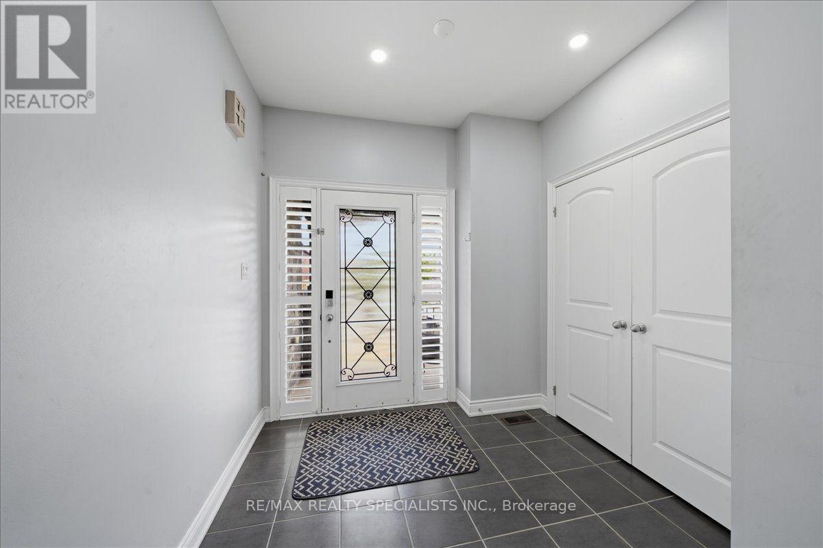 77 Mckenzie Way, Bradford West Gwillimbury, Ontario  L3Z 0J9 - Photo 2 - N13690004