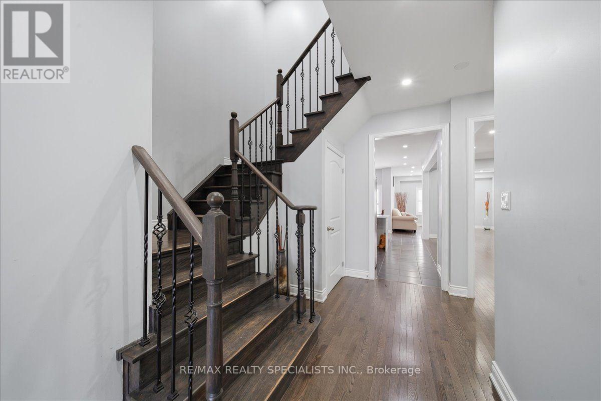 77 Mckenzie Way, Bradford West Gwillimbury, Ontario  L3Z 0J9 - Photo 3 - N13690004