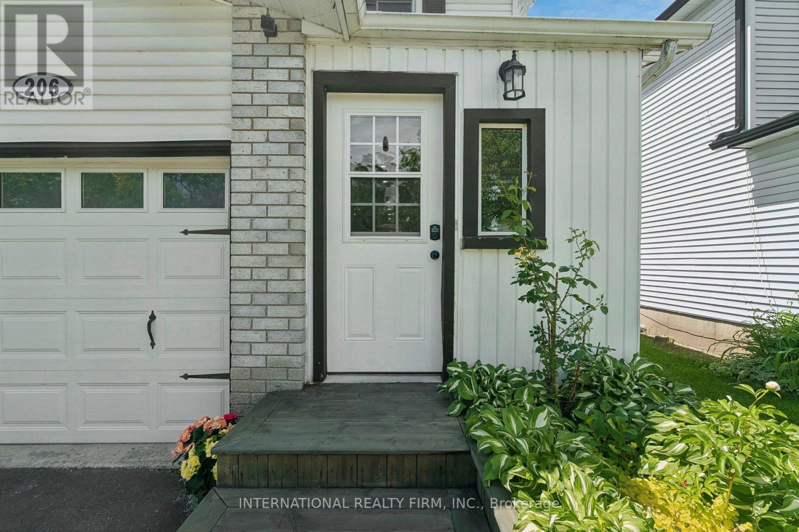 206 Hickling Trail, Barrie, Ontario  L4M 5W4 - Photo 2 - S13689952