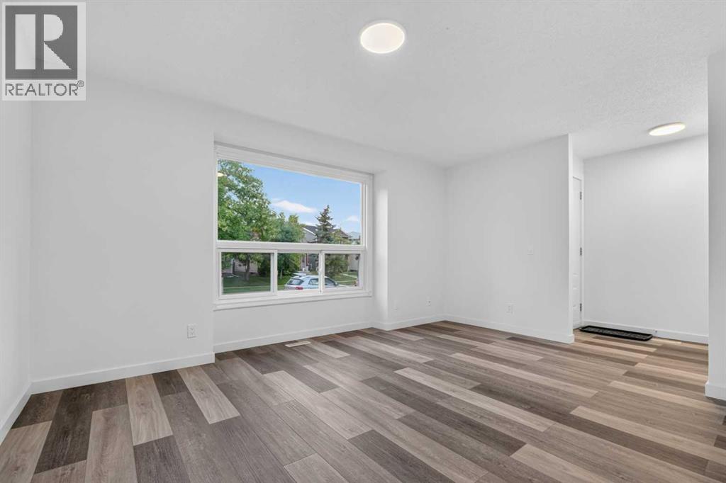 925 Erin Woods Drive SE, Calgary, Alberta  T2B 2X1 - Photo 4 - A2338307