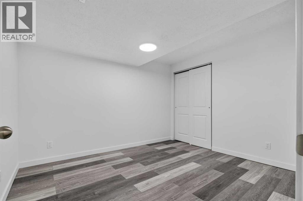 925 Erin Woods Drive SE, Calgary, Alberta  T2B 2X1 - Photo 31 - A2338307