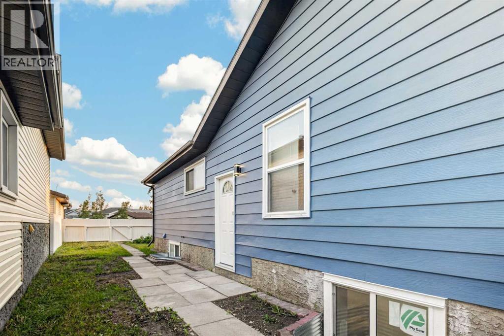 925 Erin Woods Drive SE, Calgary, Alberta  T2B 2X1 - Photo 34 - A2338307