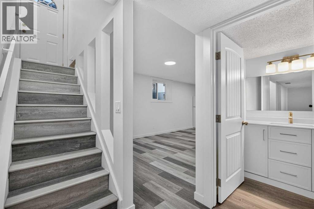 925 Erin Woods Drive SE, Calgary, Alberta  T2B 2X1 - Photo 22 - A2338307