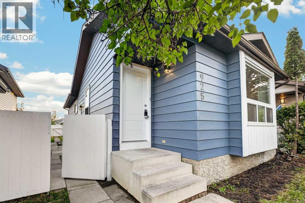 925 Erin Woods Drive SE, Calgary, Alberta  T2B 2X1 - Photo 33 - A2338307