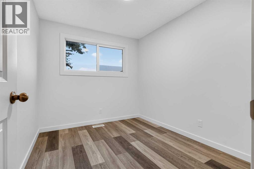 925 Erin Woods Drive SE, Calgary, Alberta  T2B 2X1 - Photo 17 - A2338307