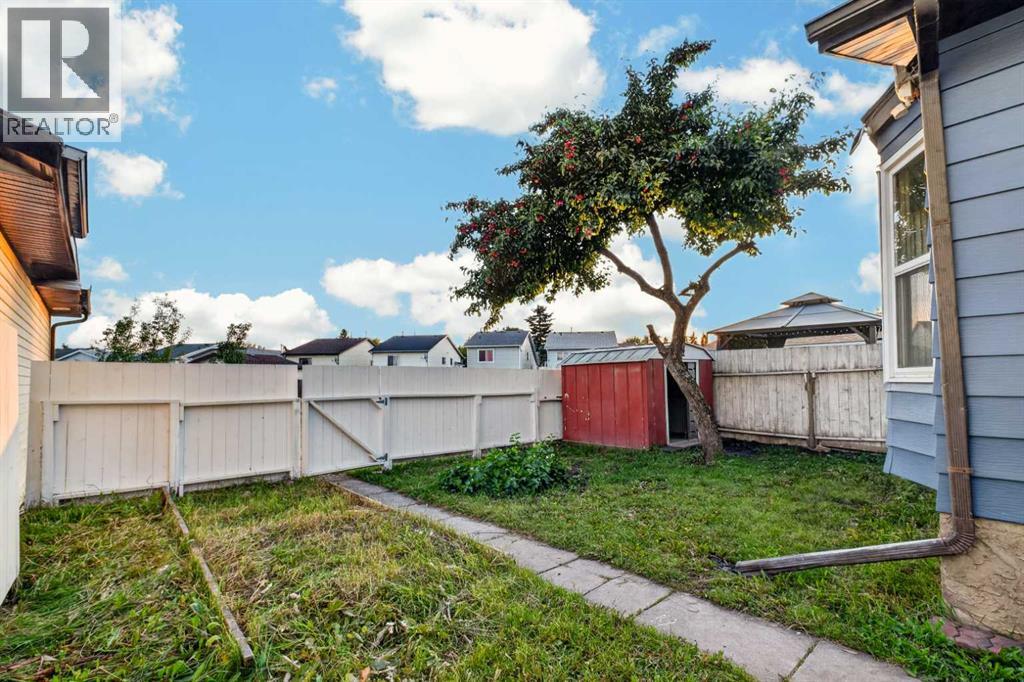 925 Erin Woods Drive SE, Calgary, Alberta  T2B 2X1 - Photo 35 - A2338307