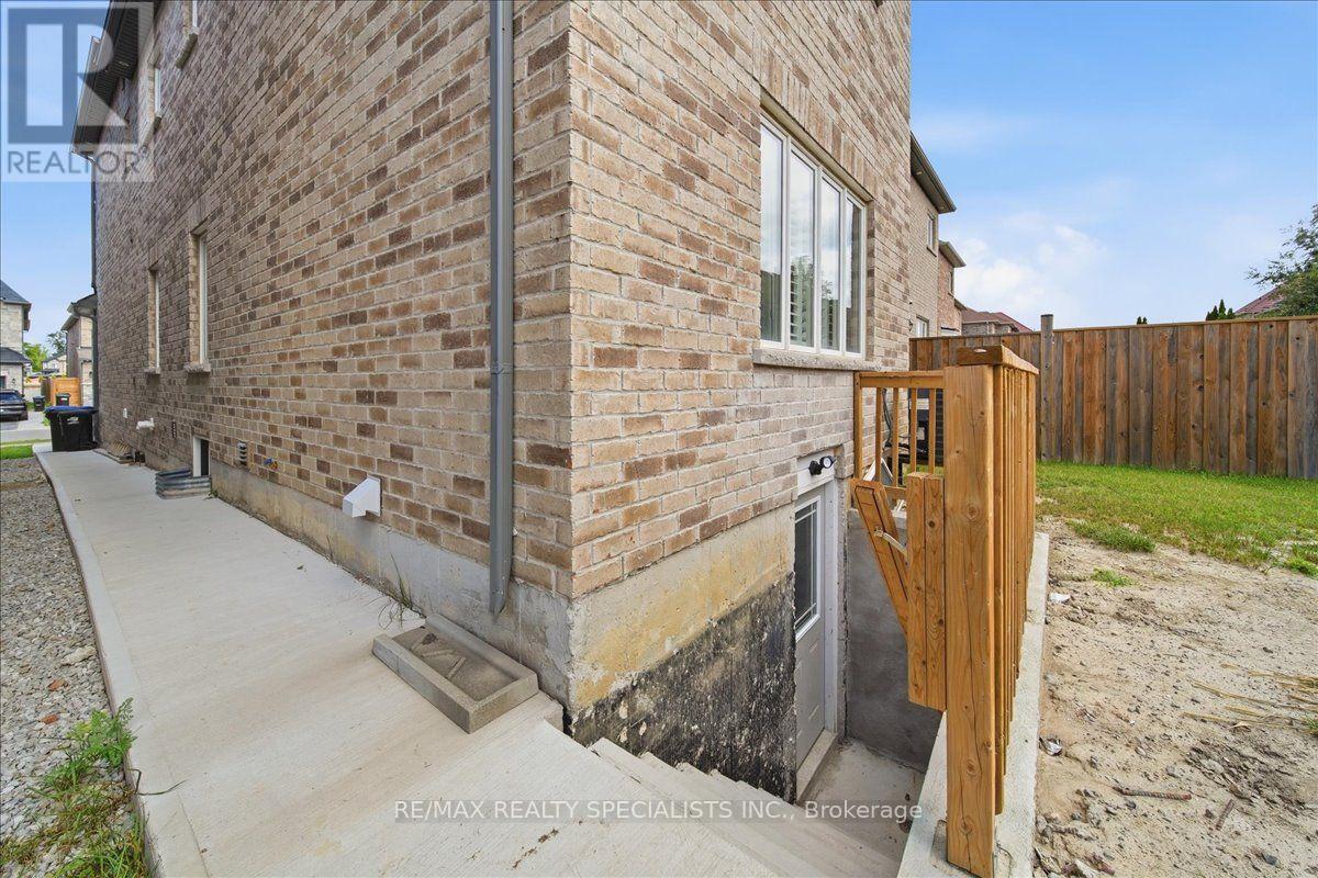 77 Mckenzie Way, Bradford West Gwillimbury, Ontario  L3Z 0J9 - Photo 10 - N13690016
