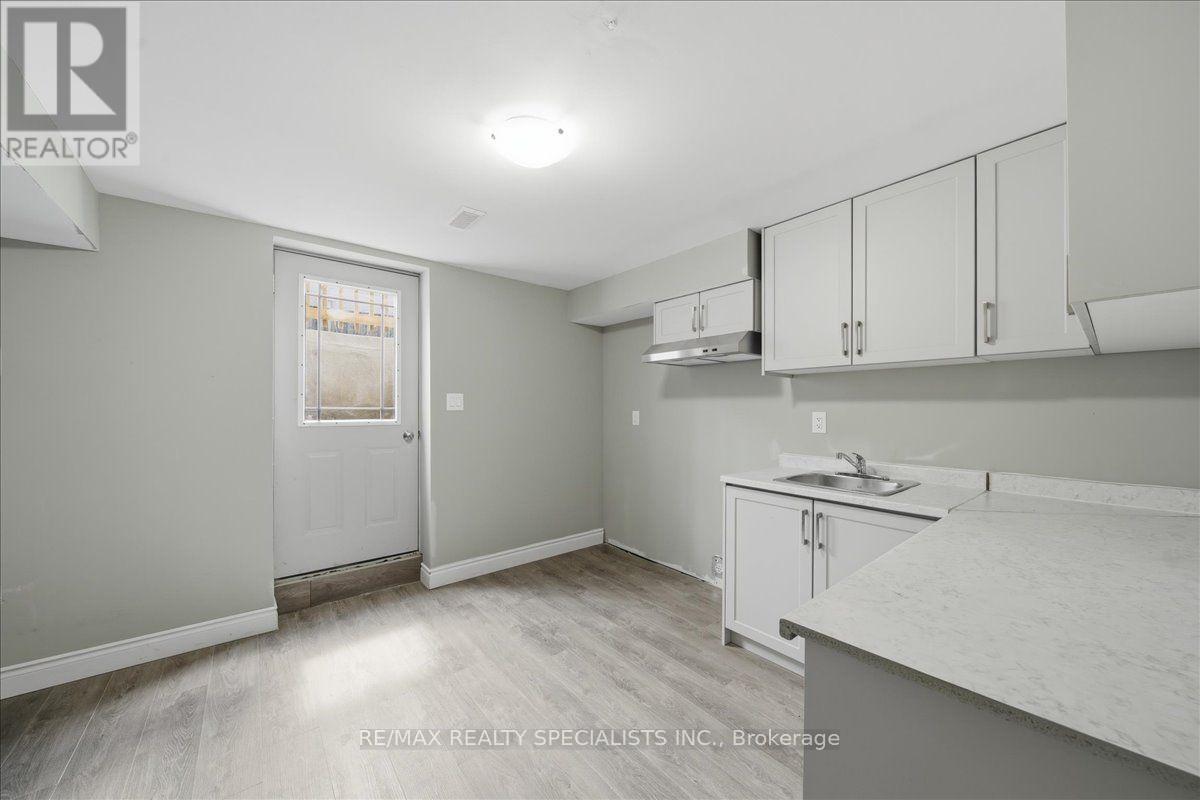 77 Mckenzie Way, Bradford West Gwillimbury, Ontario  L3Z 0J9 - Photo 4 - N13690016