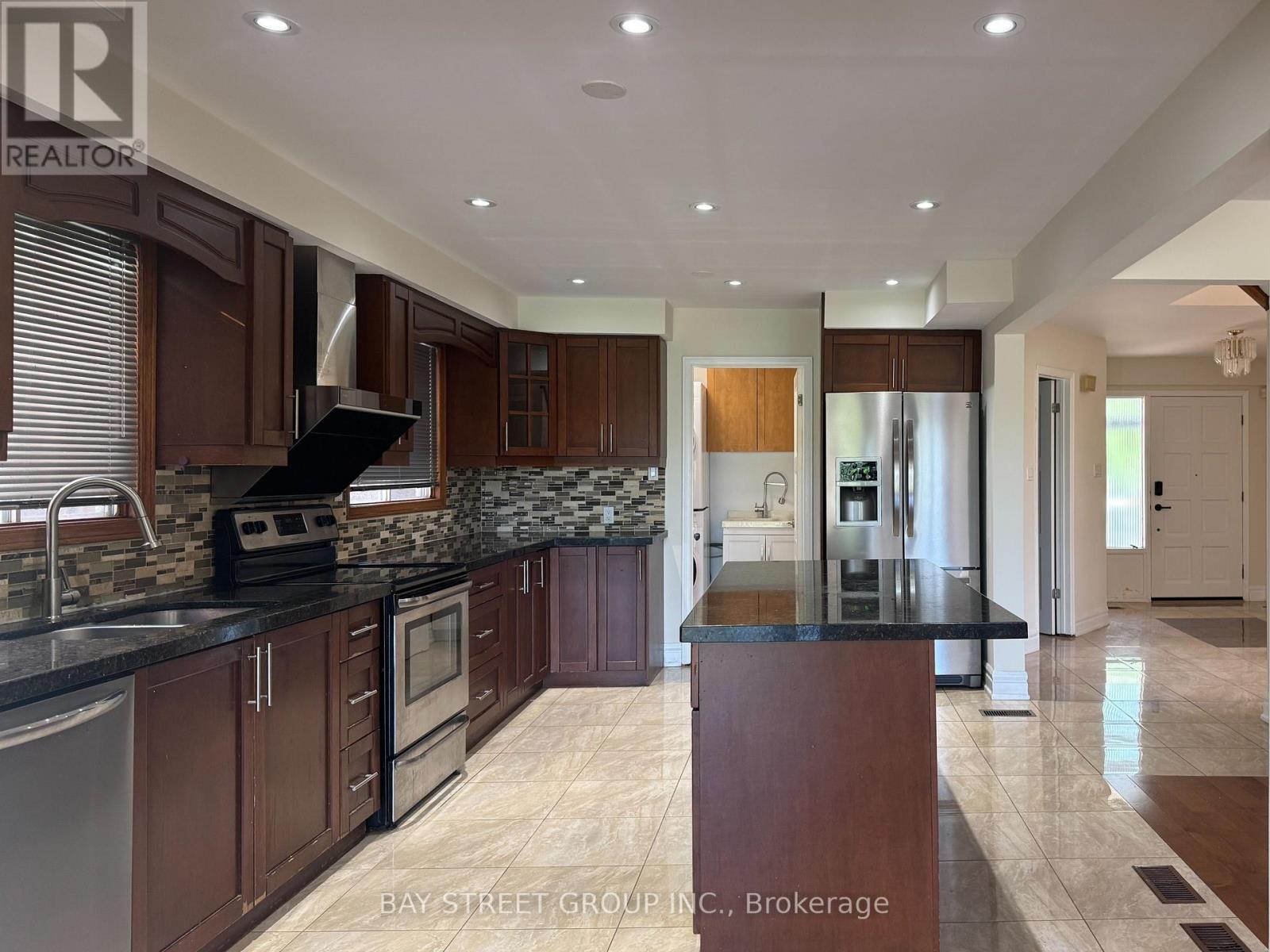 32 Perthshire Street, Toronto, Ontario  M1V 3A9 - Photo 2 - E13690026