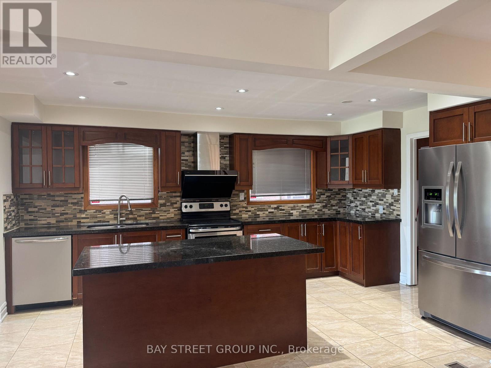 32 Perthshire Street, Toronto, Ontario  M1V 3A9 - Photo 3 - E13690026