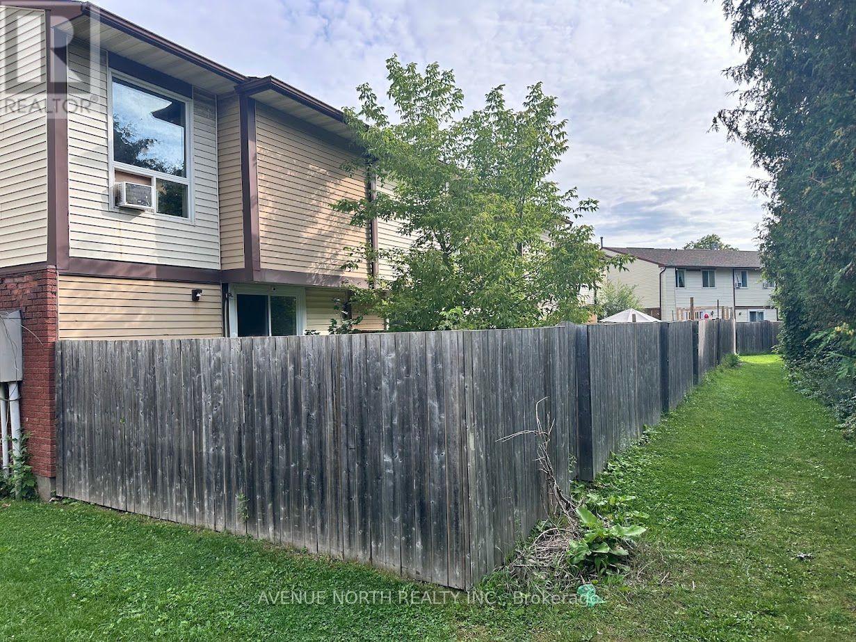 1352 Foxwell Street, Ottawa, Ontario  K1B 5J2 - Photo 2 - X13690050