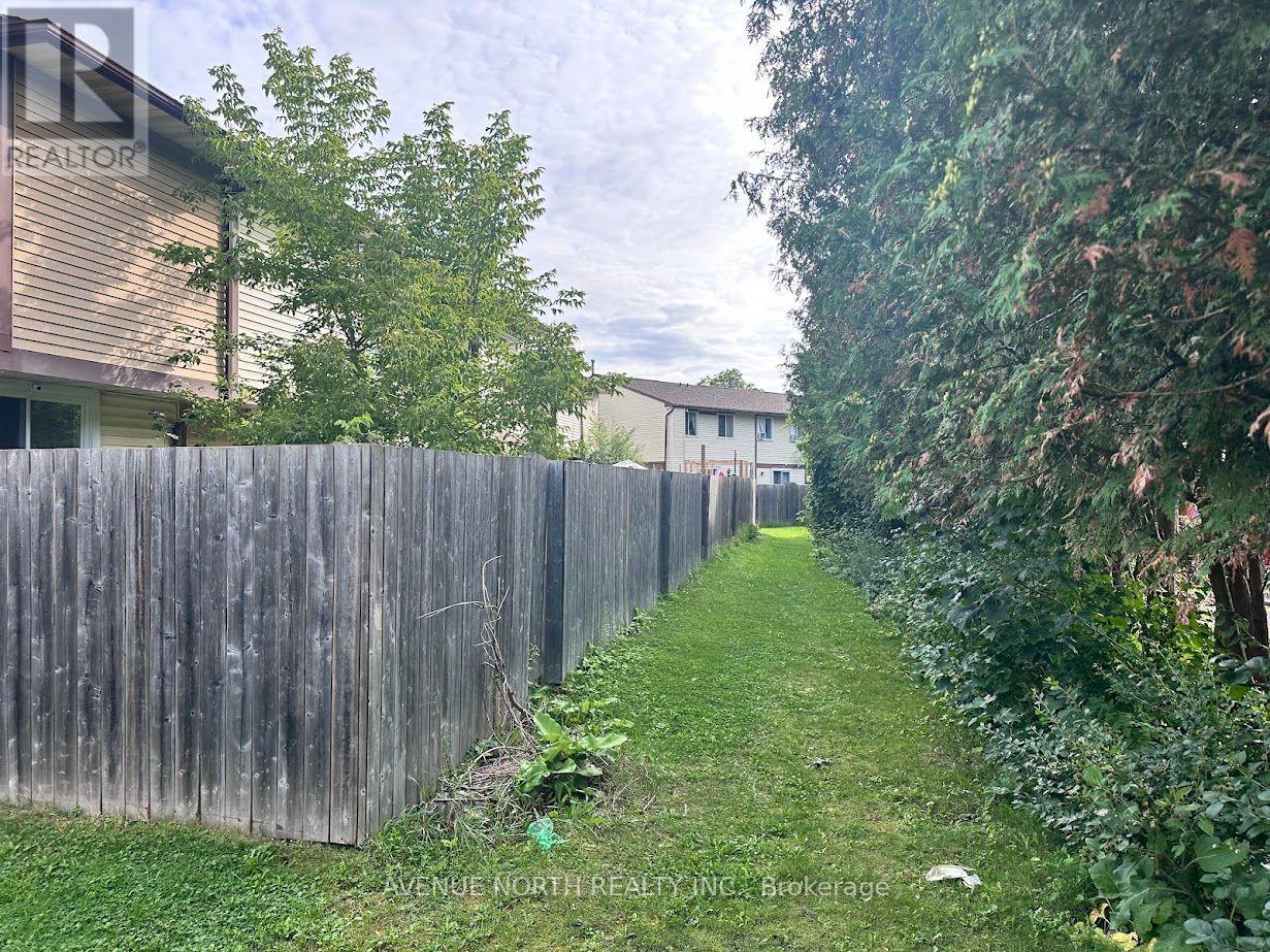 1352 Foxwell Street, Ottawa, Ontario  K1B 5J2 - Photo 3 - X13690050