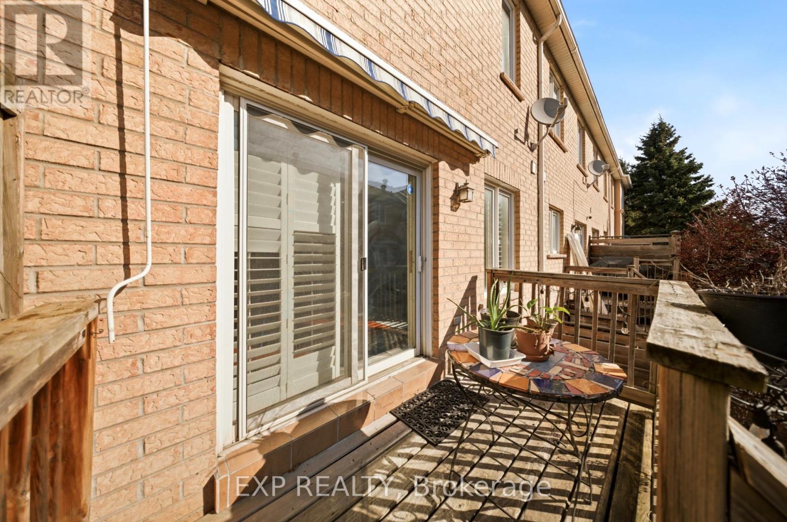 6 Purple Finch Court, Brampton, Ontario  L6X 5A3 - Photo 5 - W13690064