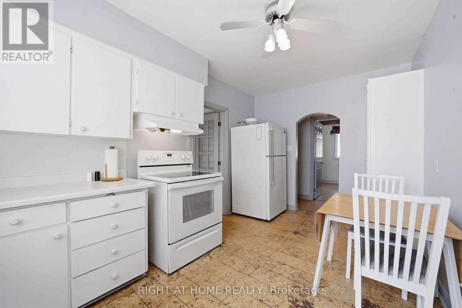 1290 Strathy Avenue, Mississauga, Ontario  L5E 2K8 - Photo 12 - W13690080