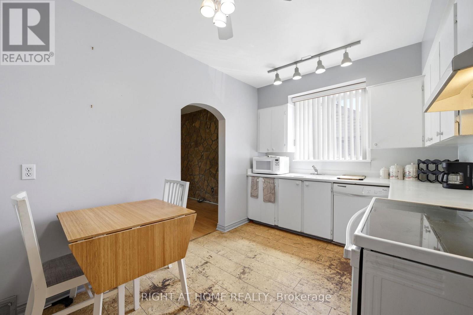 1290 Strathy Avenue, Mississauga, Ontario  L5E 2K8 - Photo 13 - W13690080