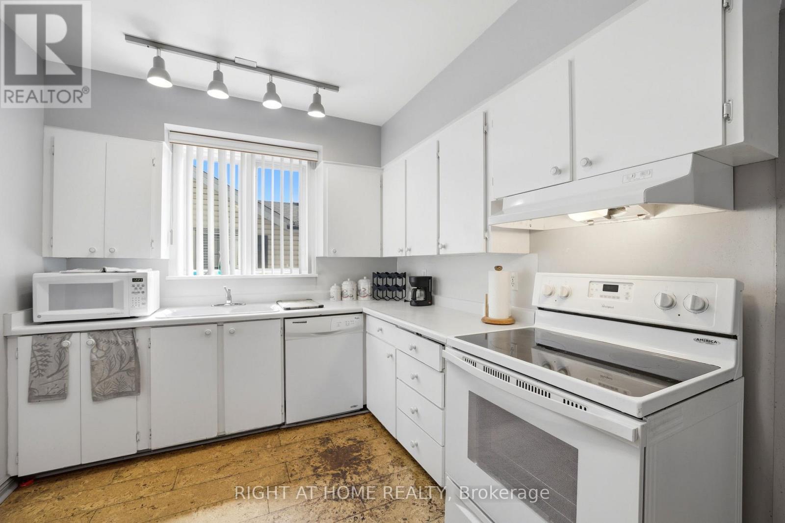 1290 Strathy Avenue, Mississauga, Ontario  L5E 2K8 - Photo 14 - W13690080