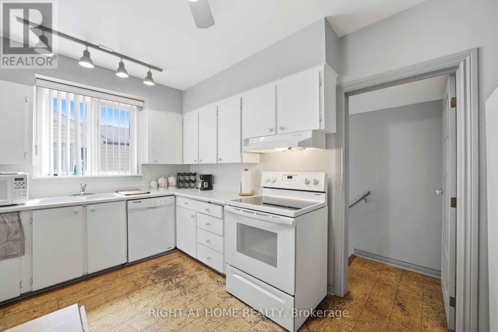 1290 Strathy Avenue, Mississauga, Ontario  L5E 2K8 - Photo 15 - W13690080