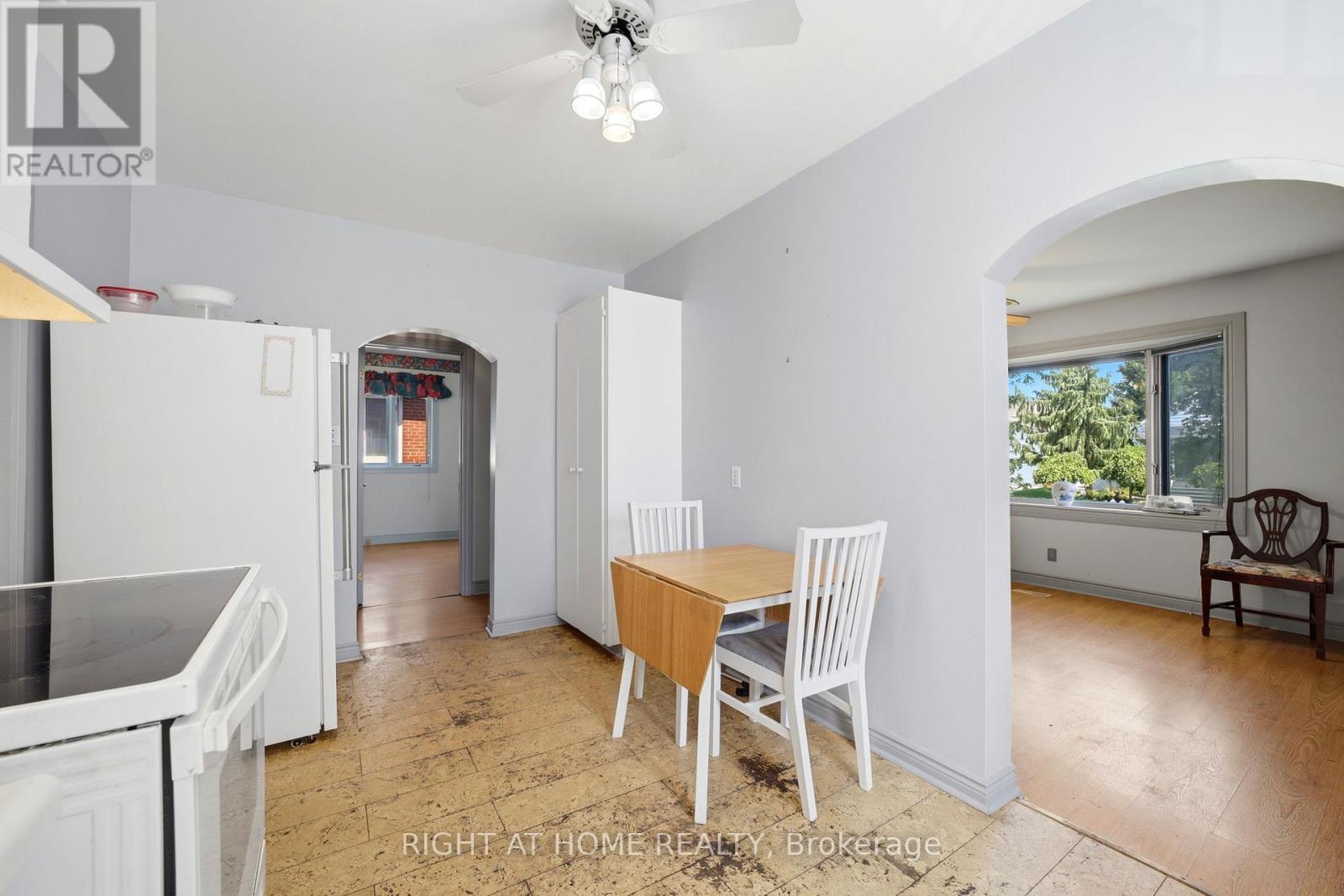 1290 Strathy Avenue, Mississauga, Ontario  L5E 2K8 - Photo 16 - W13690080
