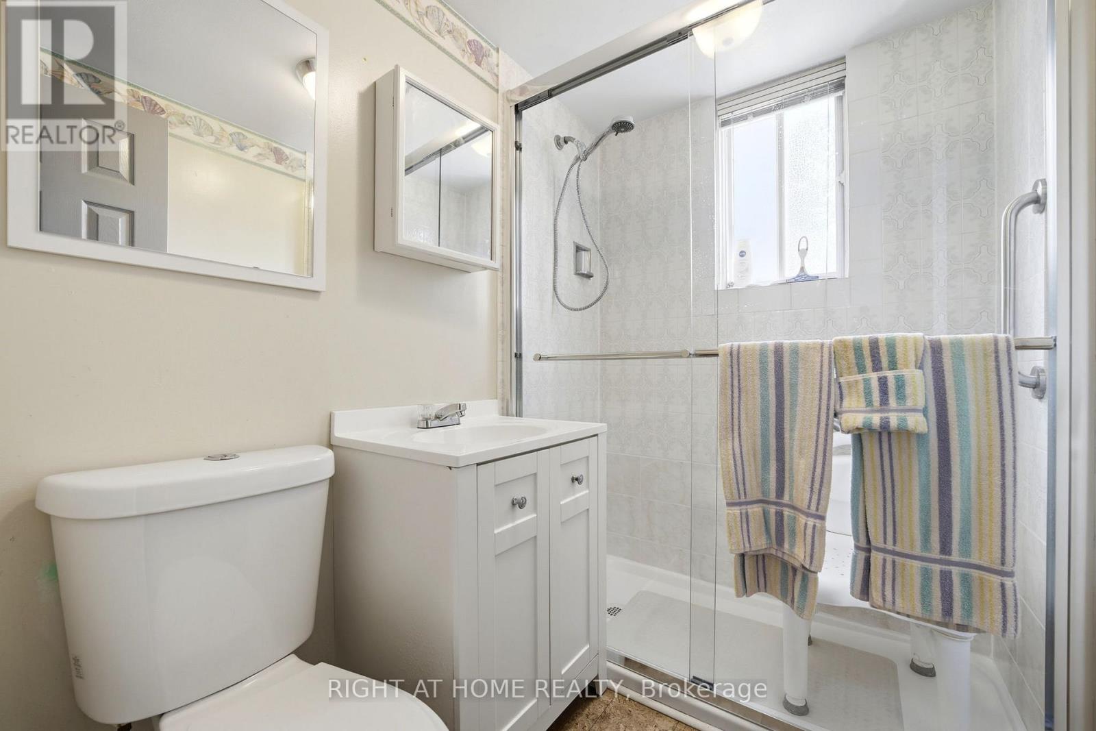 1290 Strathy Avenue, Mississauga, Ontario  L5E 2K8 - Photo 18 - W13690080