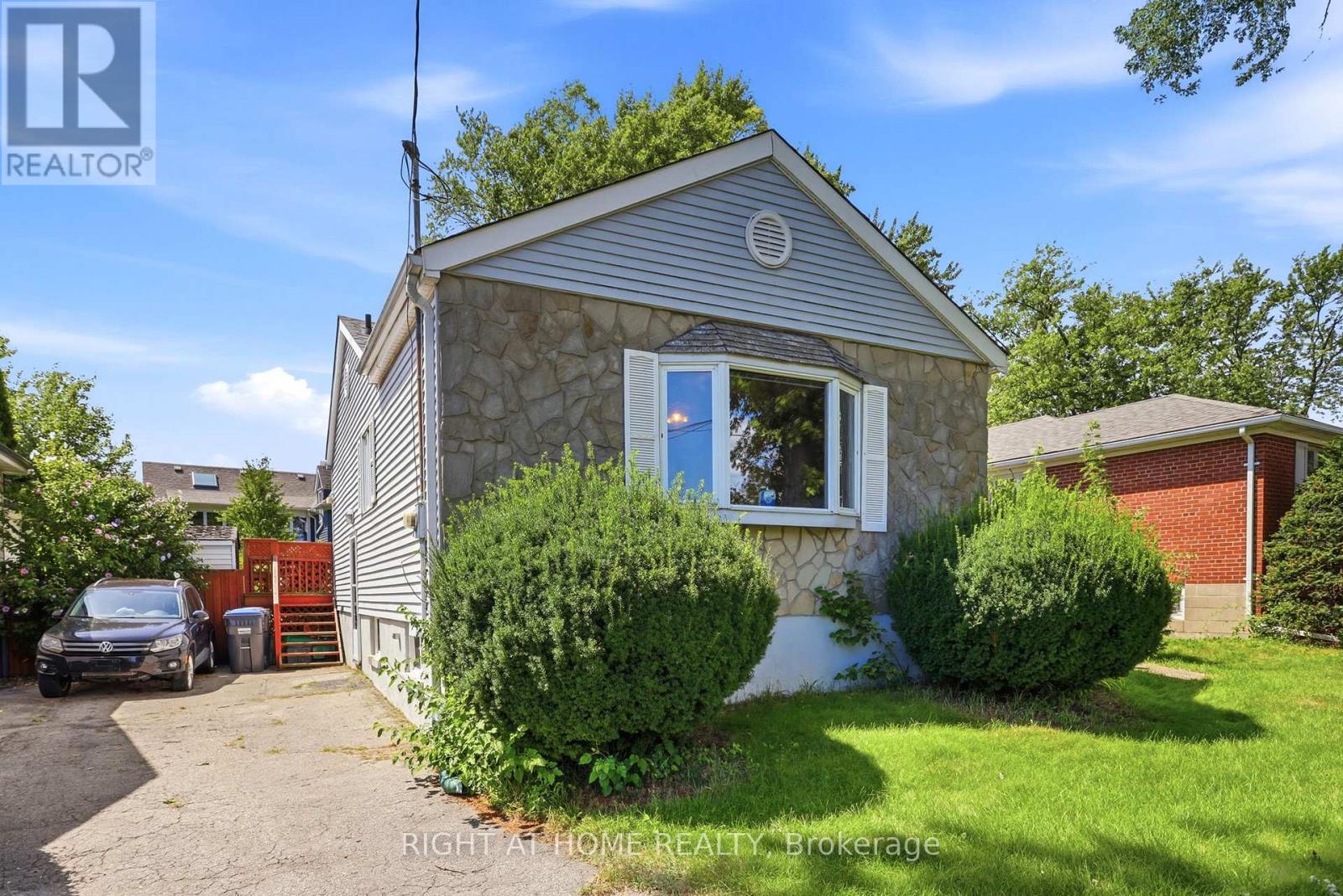 1290 Strathy Avenue, Mississauga, Ontario  L5E 2K8 - Photo 2 - W13690080